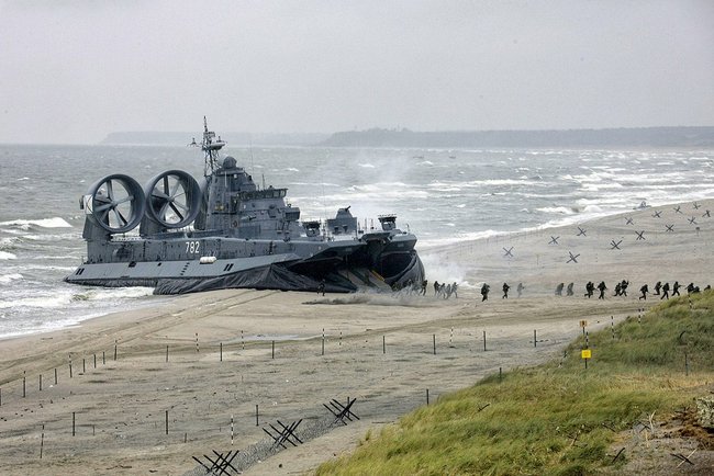 おそロシア】海水浴客の前にロシアの揚陸艦が出現！ | さばなび | サバゲー