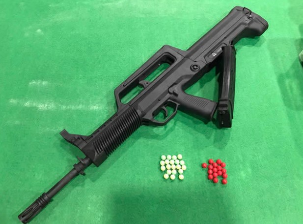E&Lエアソフトが公用向けにペイント弾バージョンの『QBZ-95』自動小銃